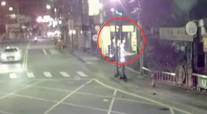 影/新北2男為了一袋檳榔當街互毆　全被警帶回法辦