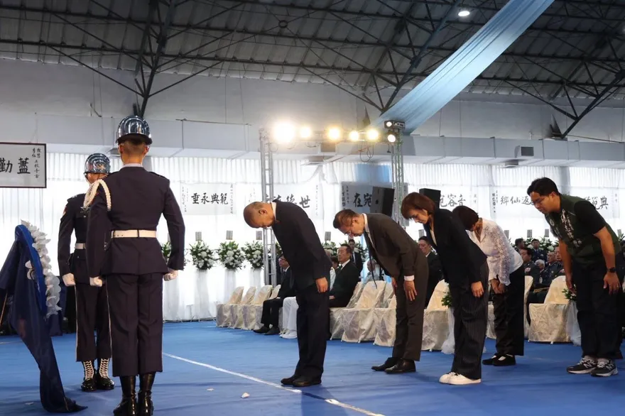 韓國瑜69歲生日不慶生！親赴殉職飛官告別式　逝者之一是同窗老友愛子