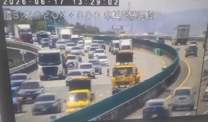 國3草屯段蔬菜箱散落車道！駕駛急閃避如障礙賽　幸無事故