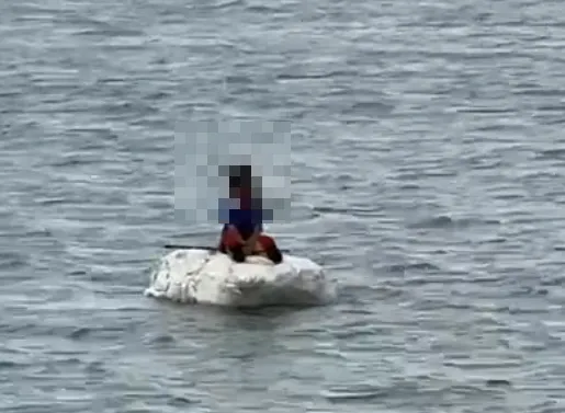 影/苗栗11歲男童坐保麗龍漂流海上！嚇壞釣客　海巡火速救援