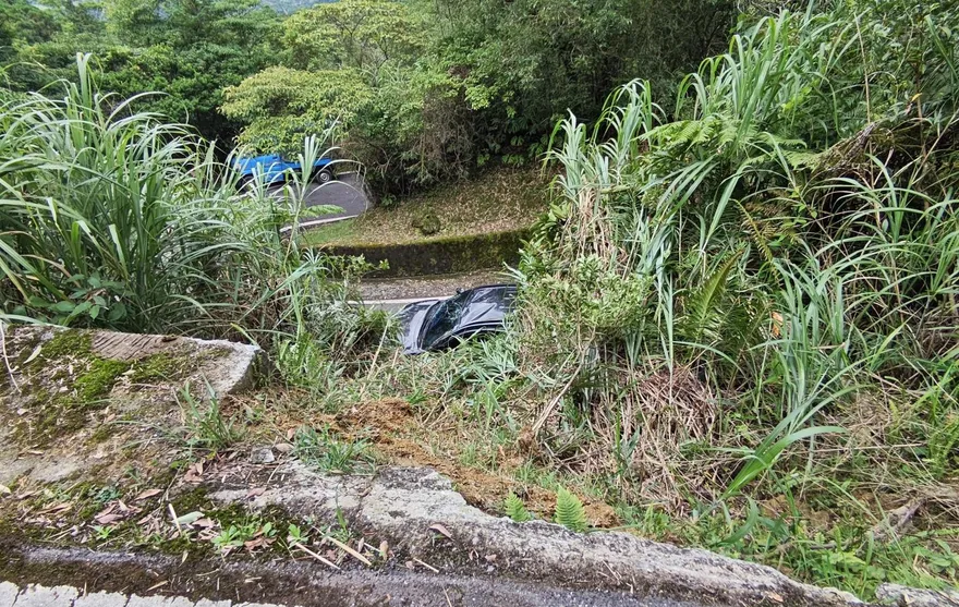 新北坪林休旅車翻落邊坡　車上夫妻受傷送醫