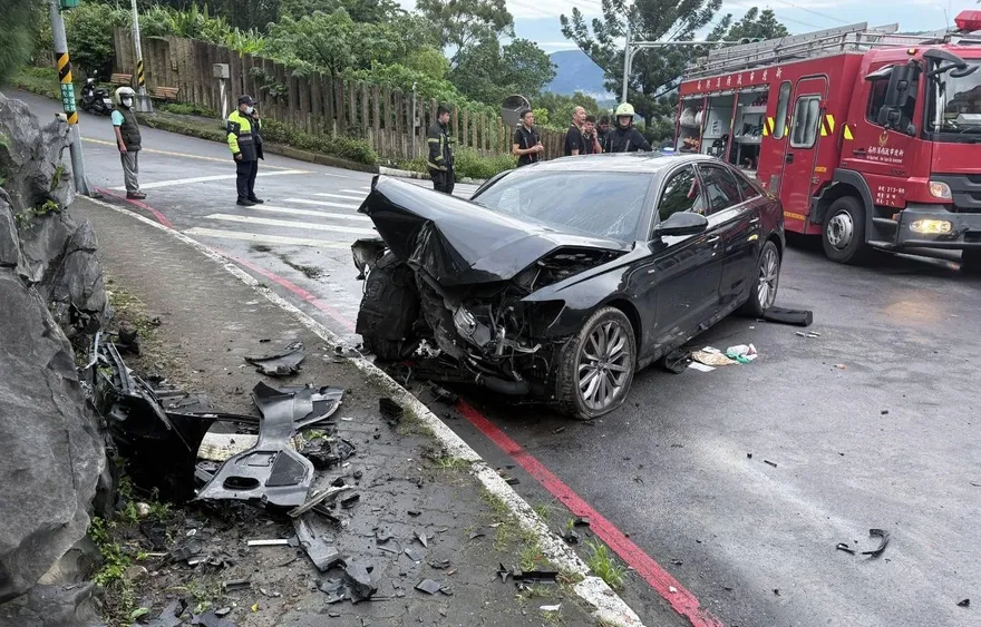 新北新店自小客自撞車禍　女駕駛不治、丈夫孫子受傷