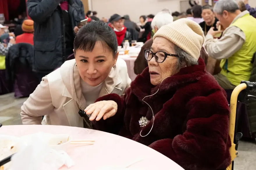 淚崩！陳亞蘭伴唱〈身騎白馬〉圓夢 　來春阿嬤2個月後離世