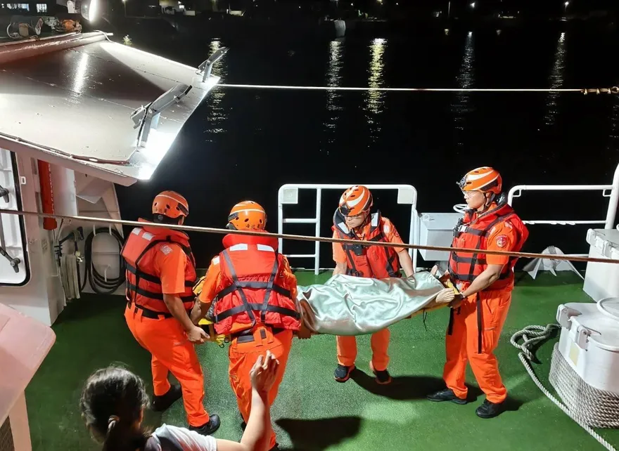 澎湖望安婦人膽囊炎急需後送　海巡夜航馳援救命