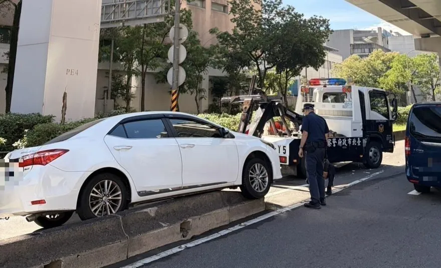 影/北市環東大道南港匝道車禍　轎車自撞騎上分隔島