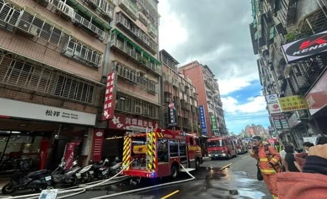 新北汐止住宅火警濃煙狂竄　警消救出1人送醫