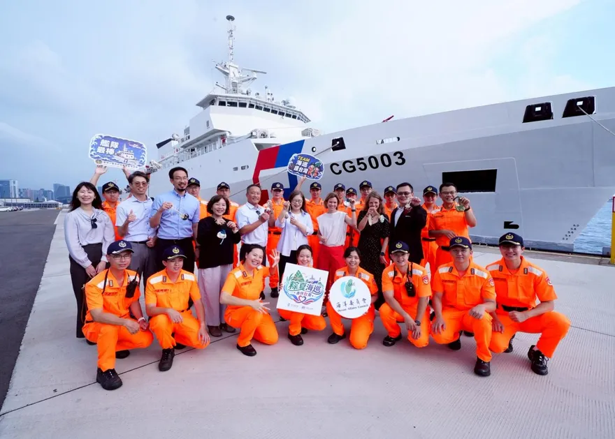 英國駐台代表首度登上海巡最大艦艇　包粽子體驗端午文化