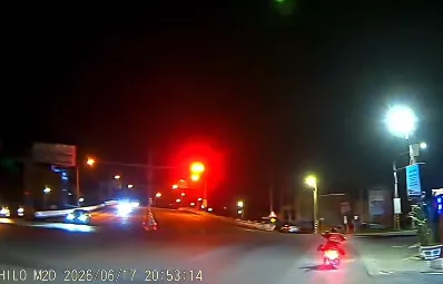 影/雲林機車超人累犯不悔改！趴臥騎車還闖紅燈　警方沒入機車