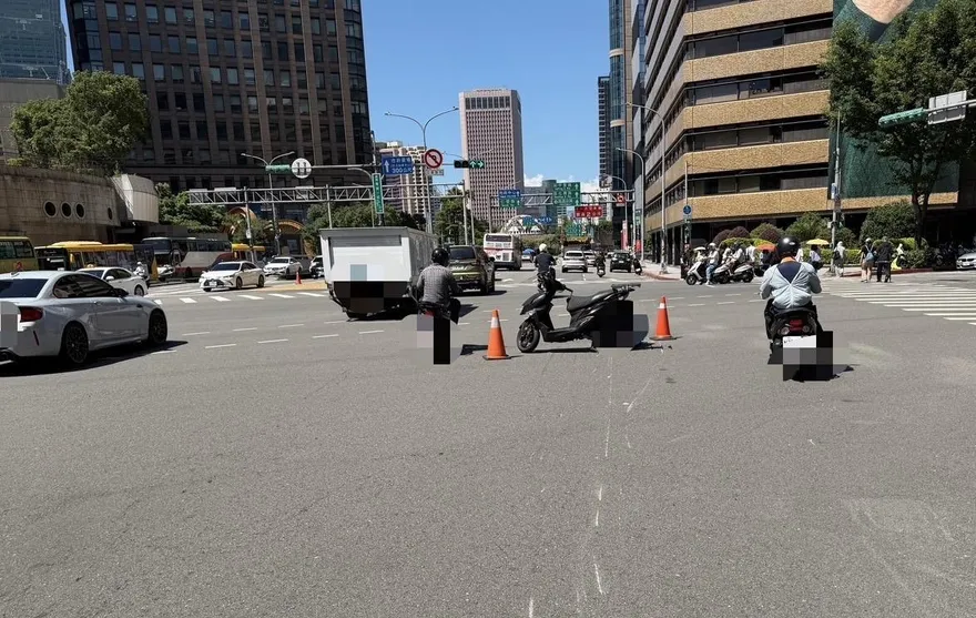 影/市府站前機車追撞車禍　2騎士噴飛慘摔受傷送醫
