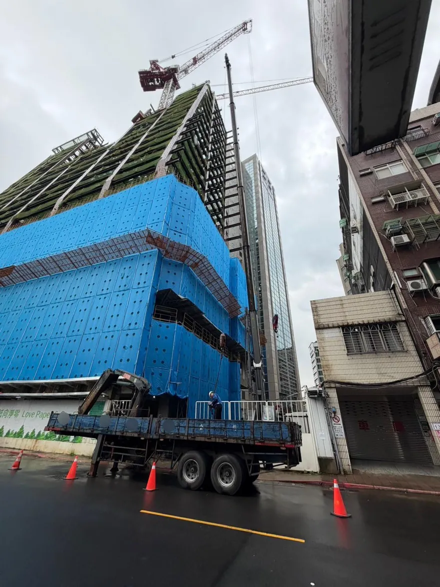 影/北市中正區工地2人遭雷擊　緊急送醫搶救