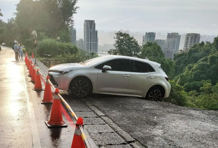 影/新北新店社區邊坡大面積坍塌　多台機車遭殃2轎車懸空