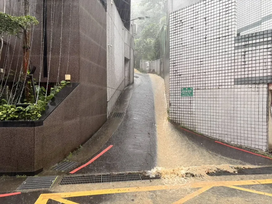 信義區吳興街一度水深及腰！44歲男子受困1樓　警消緊急搶救