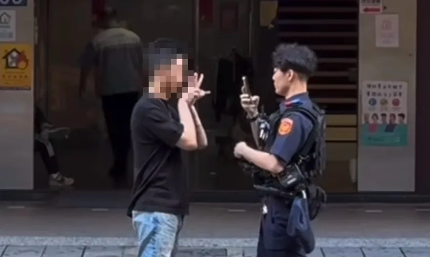 影/北市男毒酒駕車停路中下車吐　警攔查比YA嗆「壓制我」
