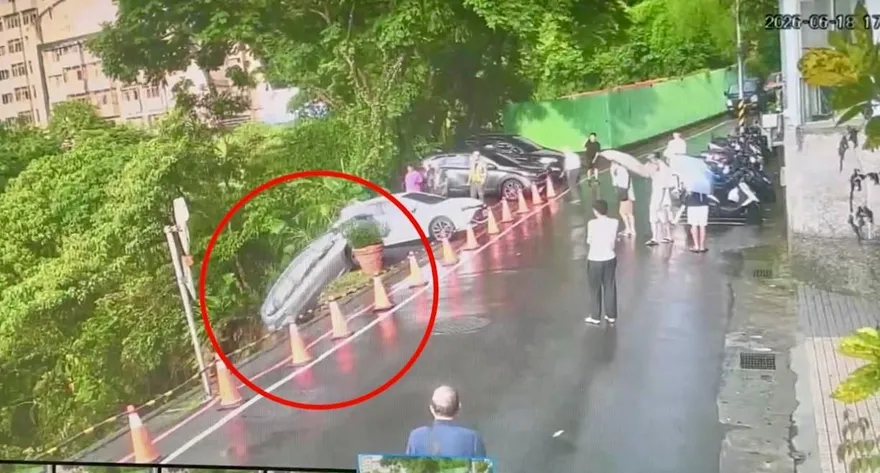 影/新店大面積走山二度坍塌　汽車也滑落邊坡