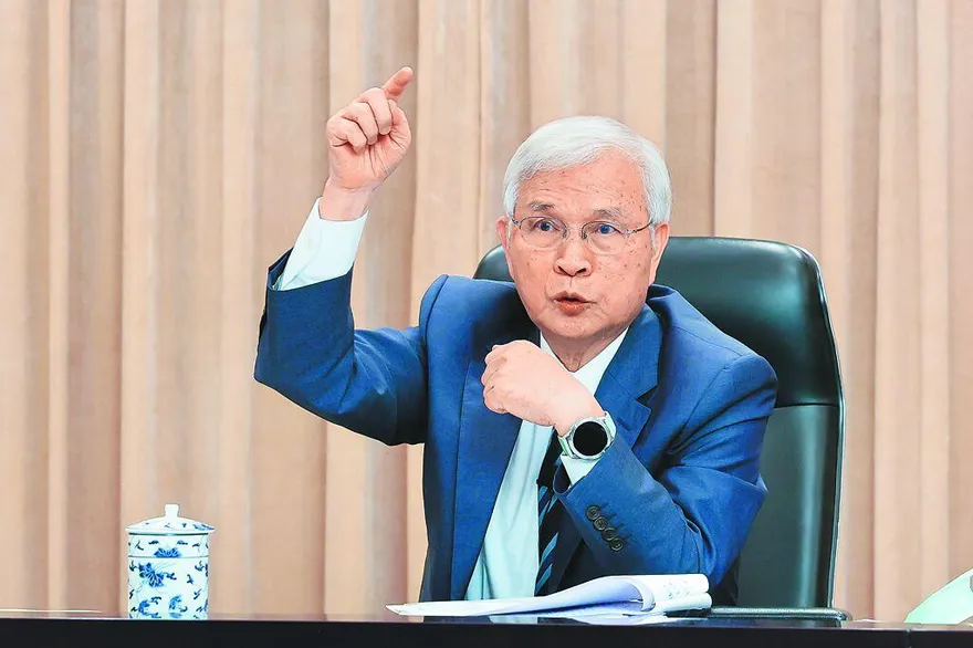 全民瘋股票！央行楊金龍：台股過熱疑慮　評估兩大指標