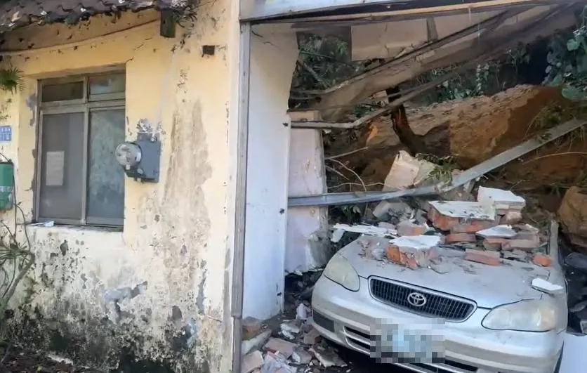 端午節驚魂！基隆通明街土石崩塌　房屋車輛全遭殃