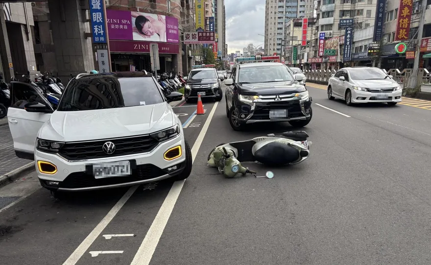影/台中女開出停車格撞機車　警處理結束駛離再撞轎車