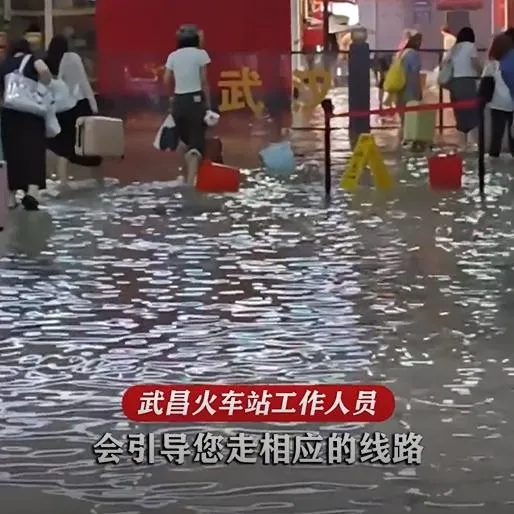 影/武昌車站慘變水樂園！暴雨狂灌「水淹腳踝」　站內一片汪洋