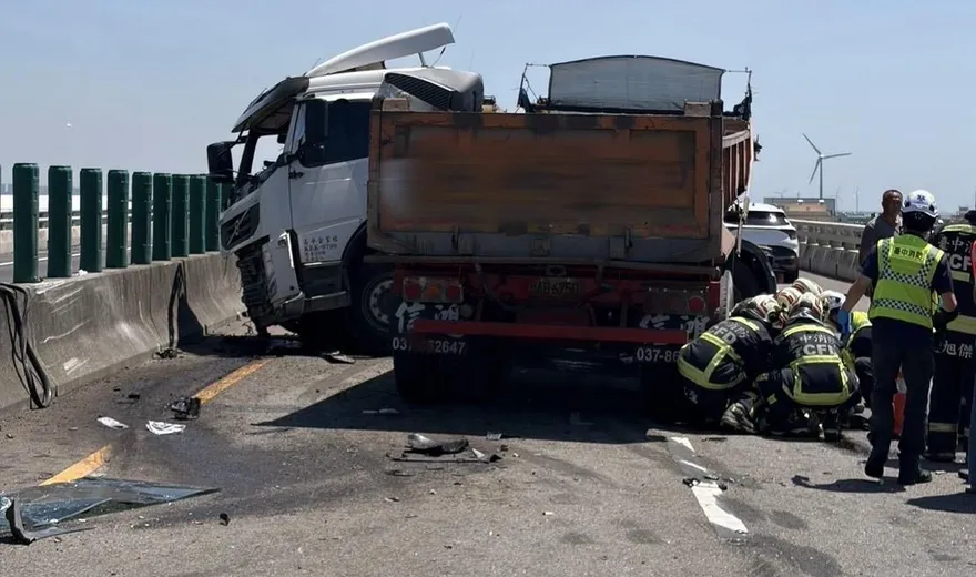 影/西濱大安段曳引車自撞分隔島　駕駛噴飛遭輾臟器外露死亡