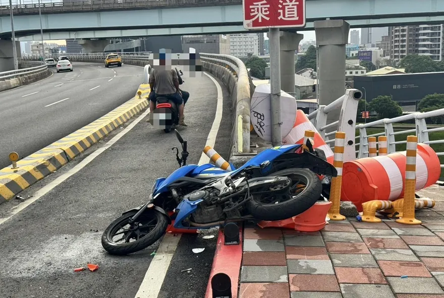 新北大橋機車自撞護欄　騎士命危送醫搶救
