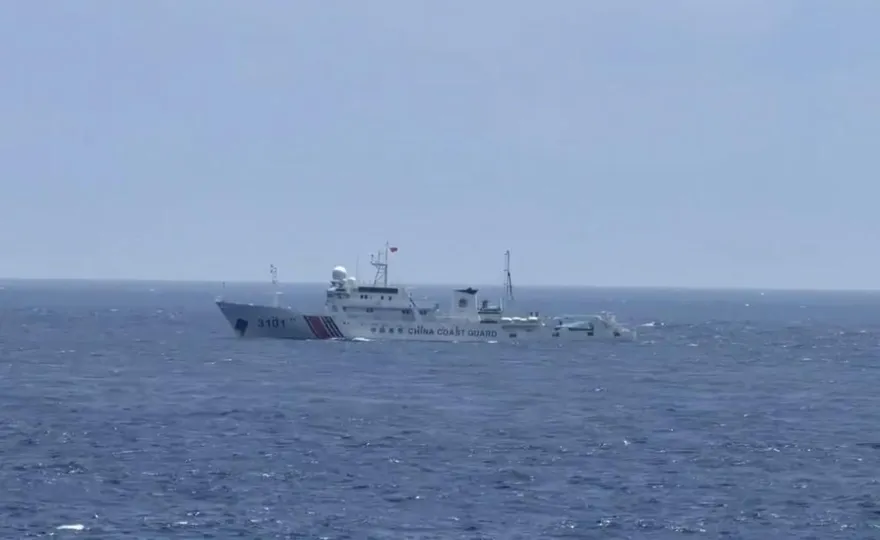 影/大陸海警船再闖東沙水域　海巡臺南艦攔截強勢驅離