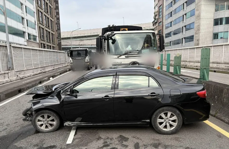 北市麥帥一橋轎車自撞分隔島　駕駛酒測值0.07遭送辦