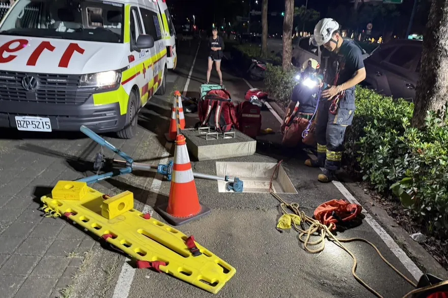 新北八里婦人跌入下水道受困　左腳骨折吊掛送醫