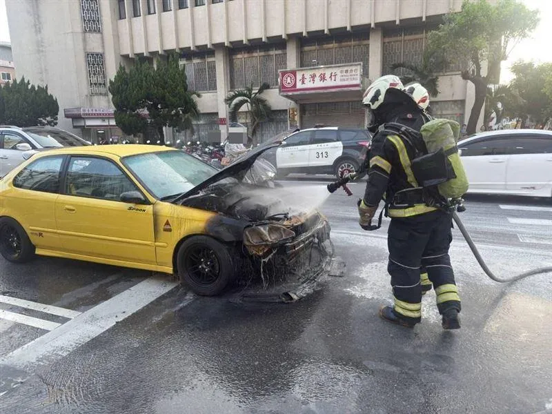 影/太歲頭上動土？中壢分局前驚傳火燒車　警民合作狂噴滅火