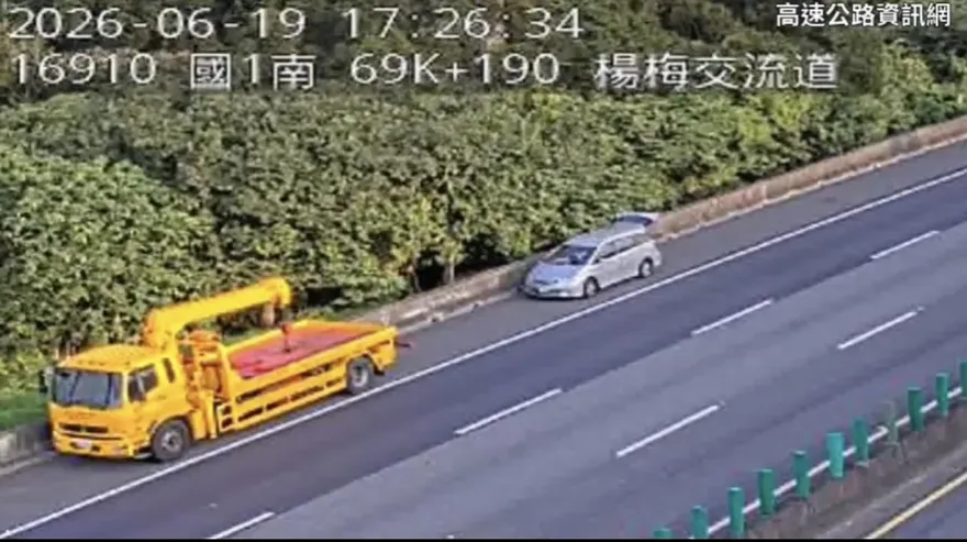 影/國1休旅車前擋玻璃遭鐵管刺穿　駕駛命大毫髮無傷