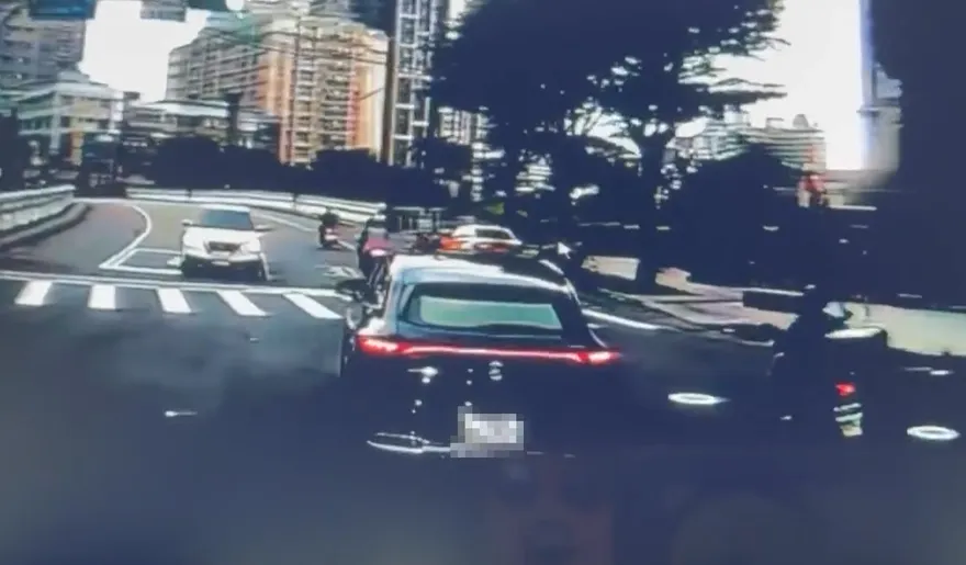 女騎士鬼切險遭砂石車吞噬　驚險畫面曝光了