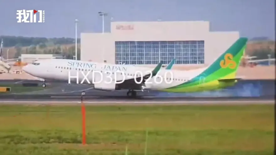 影/空中驚魂！日本春秋航空「重著陸」哈爾濱機場　擦尾瞬間曝