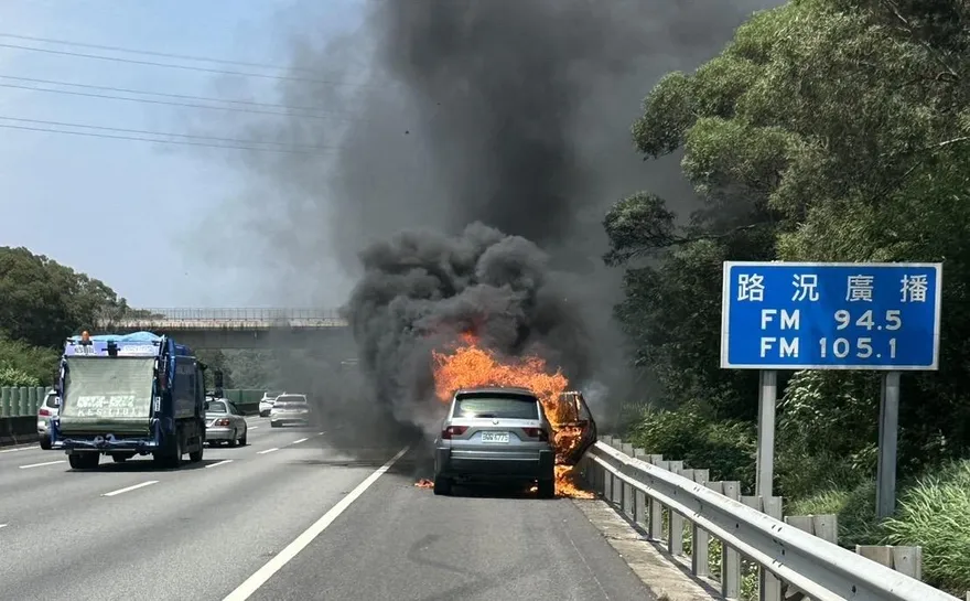 影/國道3號通霄段BMW陷火海　烈焰濃煙狂竄燒成廢鐵