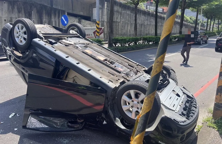 基隆大武崙自小客撞電桿翻覆　2騎士閃避不及慘摔