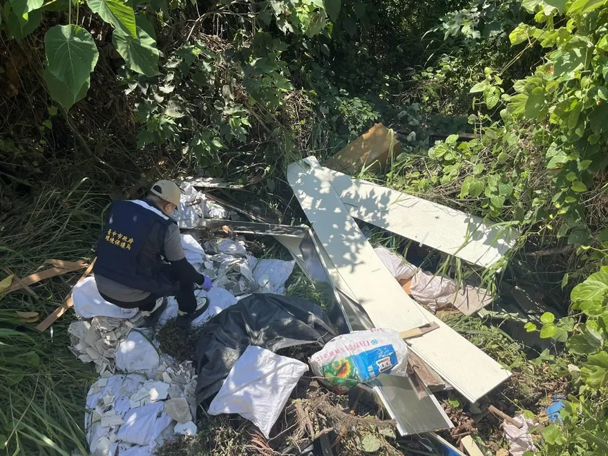 影/霧峰樟公巷驚現大量裝潢廢料　環保局以車追人要罰了