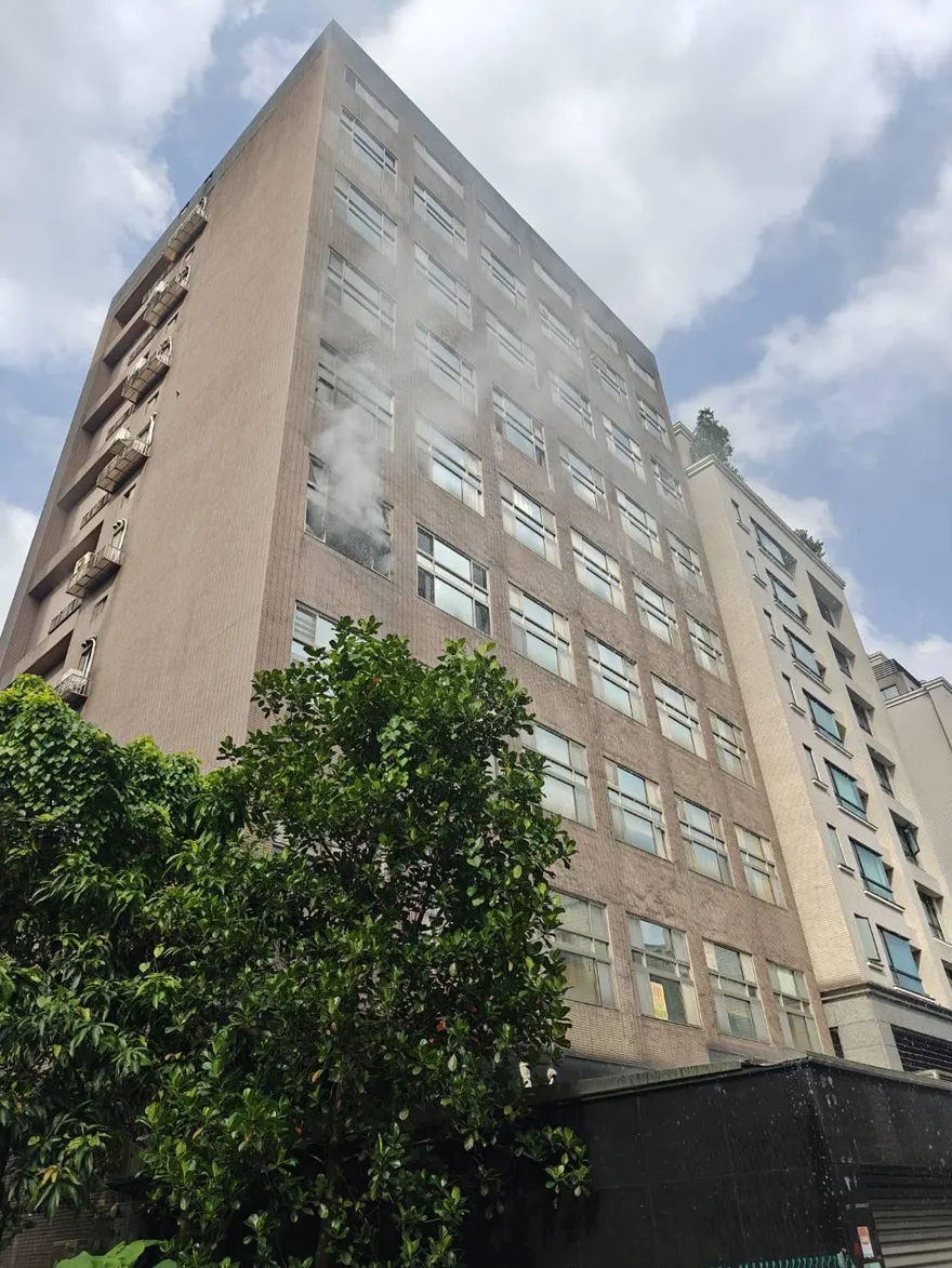 北市內湖住宅大樓火警竄火煙　警消急灌救幸無人傷
