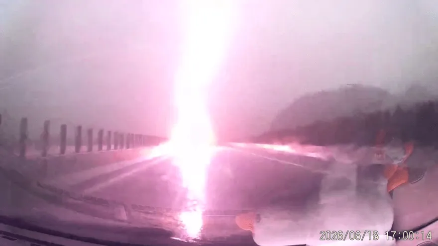 影/瞬間火花四濺！汽車廣東高速上遇雷擊　罕見「渡劫」畫面曝