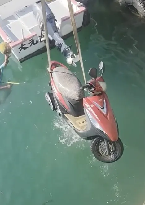 影/尷尬！小琉球遊客出租機車意外墜海　港邊吊掛救援