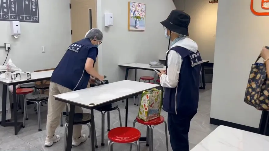 影/宜蘭「塑膠袋連水餃」下鍋煮闆娘喊冤　衛生局出手