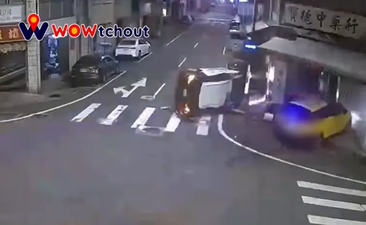 影/基隆警追捕拒檢機車爆車禍！巡邏車側翻90度　3傷送醫