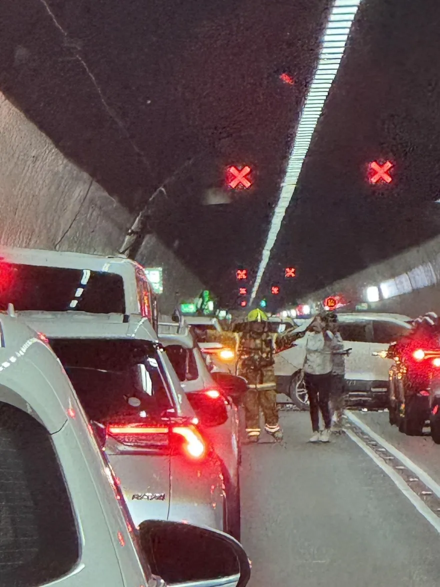 國5雪隧5車追撞！北上車道封閉　回堵逾4公里動彈不得