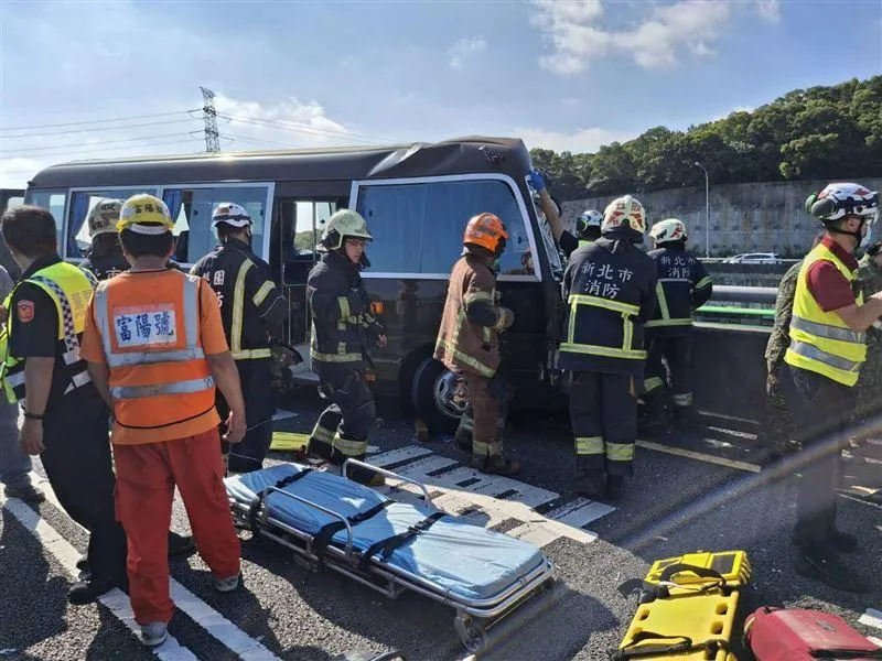影/五楊高架道路驚見「軍巴、遊覽車相撞」釀11傷！警消搶救中