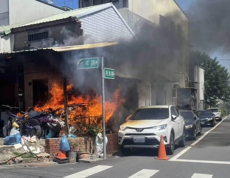 彰化慘烈火警！民宅外「垃圾狂燃」房子、車子通通被延燒