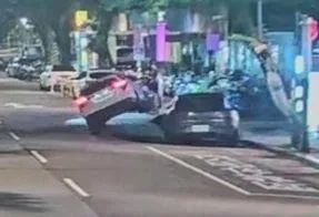 影/士林酒駕仔猛撞路邊410萬保時捷Macan　酒測值0.77