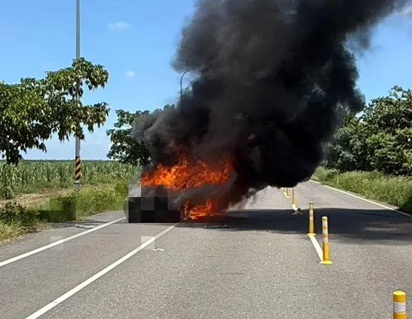 影/鹿草大中午火燒車烈焰黑煙　1人當場燒成焦屍