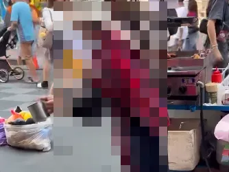 影/噁！西門町香腸攤阿嬤徒手洗假牙再包餐　驚悚畫面曝
