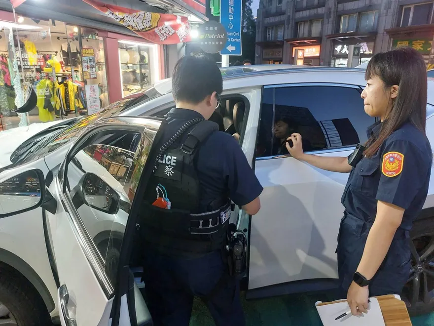 影/女駕駛毒駕撞2車衝入店家　桃警查獲依托咪酯菸彈送辦