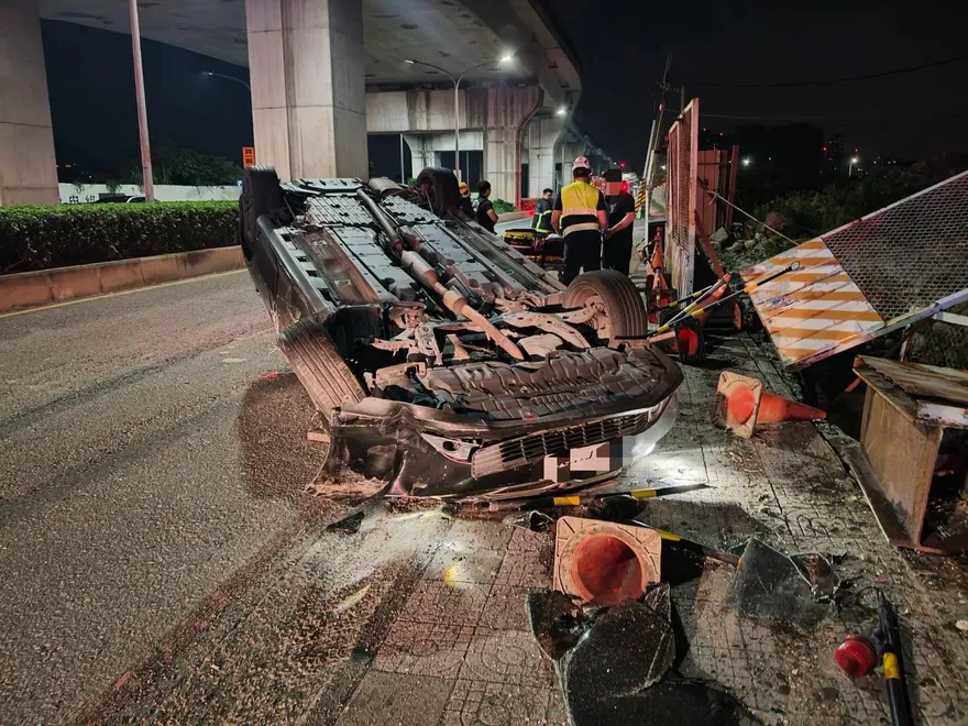 新北嚴重翻車「被撞向鐵柵欄」！慘烈現場民眾驚呆
