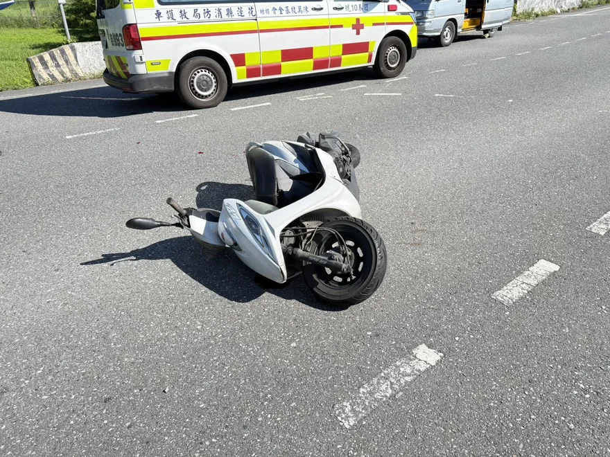 影/停紅燈遭撞！花蓮女騎士慘捲車底　機車噴飛路中央