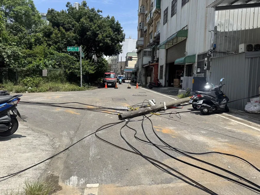 影/超硬！新竹湖口電線桿整支倒下　行人險被「收走」