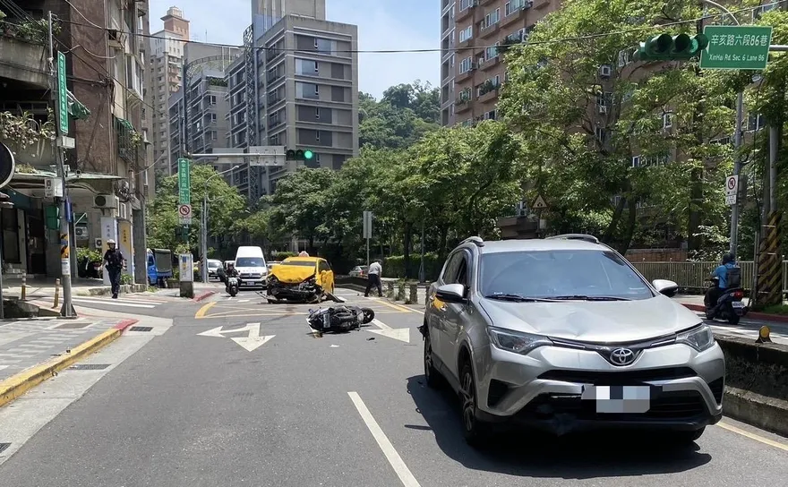 影/北市文山區連環車禍　小黃追撞汽機車釀2傷